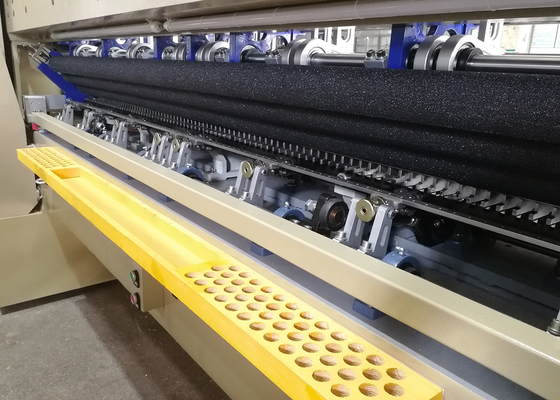 240CM chiều rộng 1000rpm Máy quilting công nghiệp máy tính cho sản xuất chăn tốc độ cao